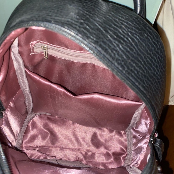 COPY - 🌟Gorgeous purse back pack 🌟 - Picture 2 of 3